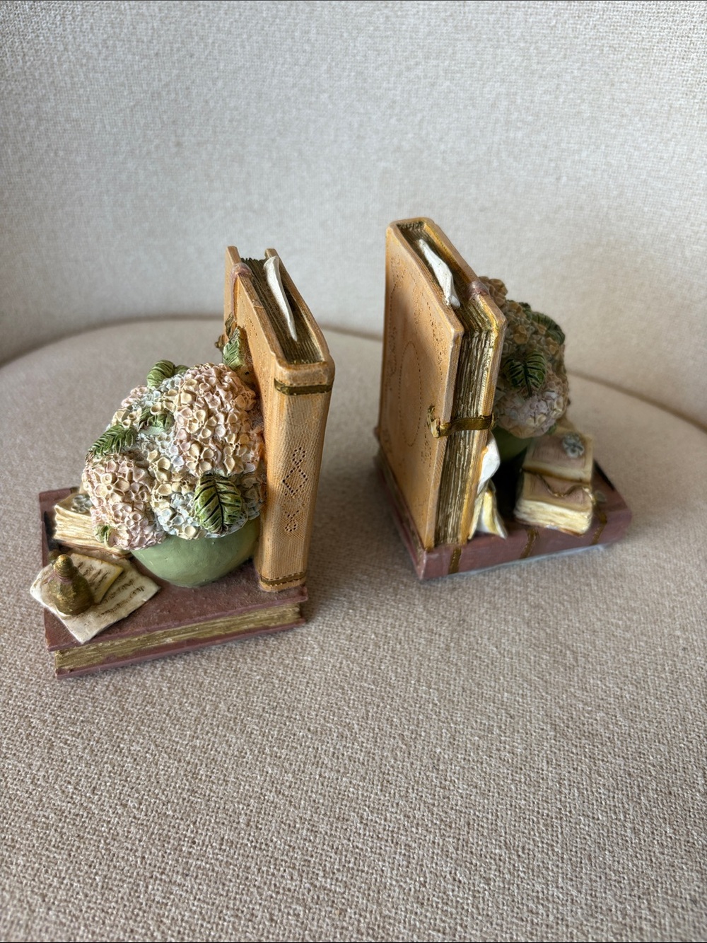 VTG Decorative Hydrangea and Book Resin Bookends in Beige and Green